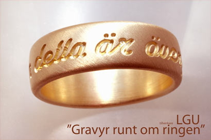 Gravyr runt om utanp en ring